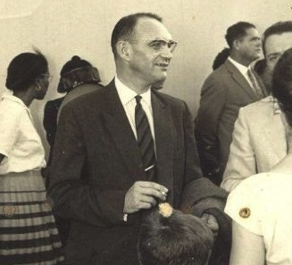 Alain Plénel à l'aéroport du Lamentin, lors de son départ de Martinique, le 30 janvier 1960